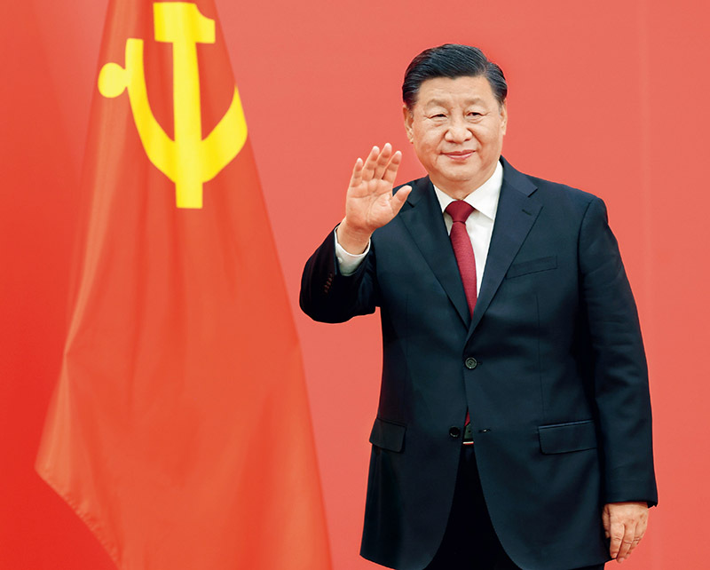 2022年10月23日，剛剛在中國共產(chǎn)黨第二十屆中央委員會(huì)第一次全體會(huì)議上當(dāng)選的中共中央總書記習(xí)近平和中共中央政治局常委李強(qiáng)、趙樂際、王滬寧、蔡奇、丁薛祥、李希在北京人民大會(huì)堂同采訪中共二十大的中外記者親切見面。這是習(xí)近平向在場的中外記者揮手致意。 新華社記者 龐興雷攝.jpg
